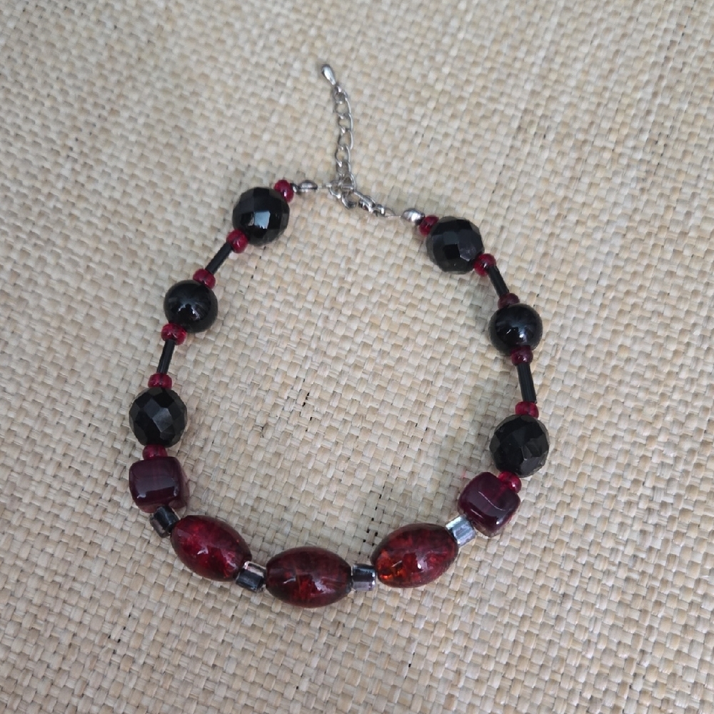 Elegant Beaded Bracelet - Black and Red